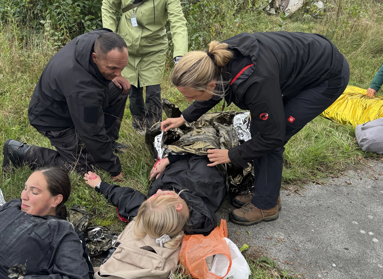 Krisenwerk GmbH - Crisis management training - People rescuing injured people lying on the floor