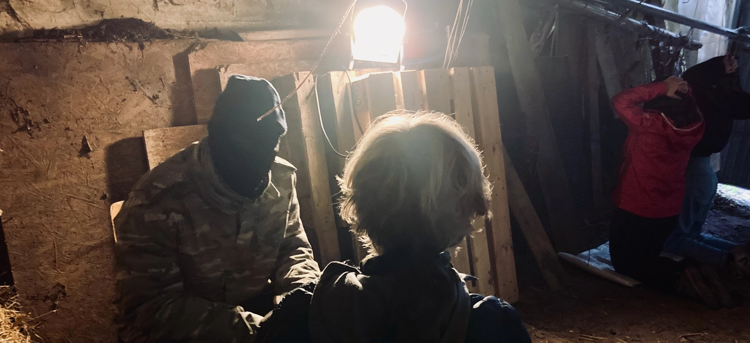 Krisenwerk GmbH - Crisis management training-  A kidnaper sitting infront of girl with hidden face