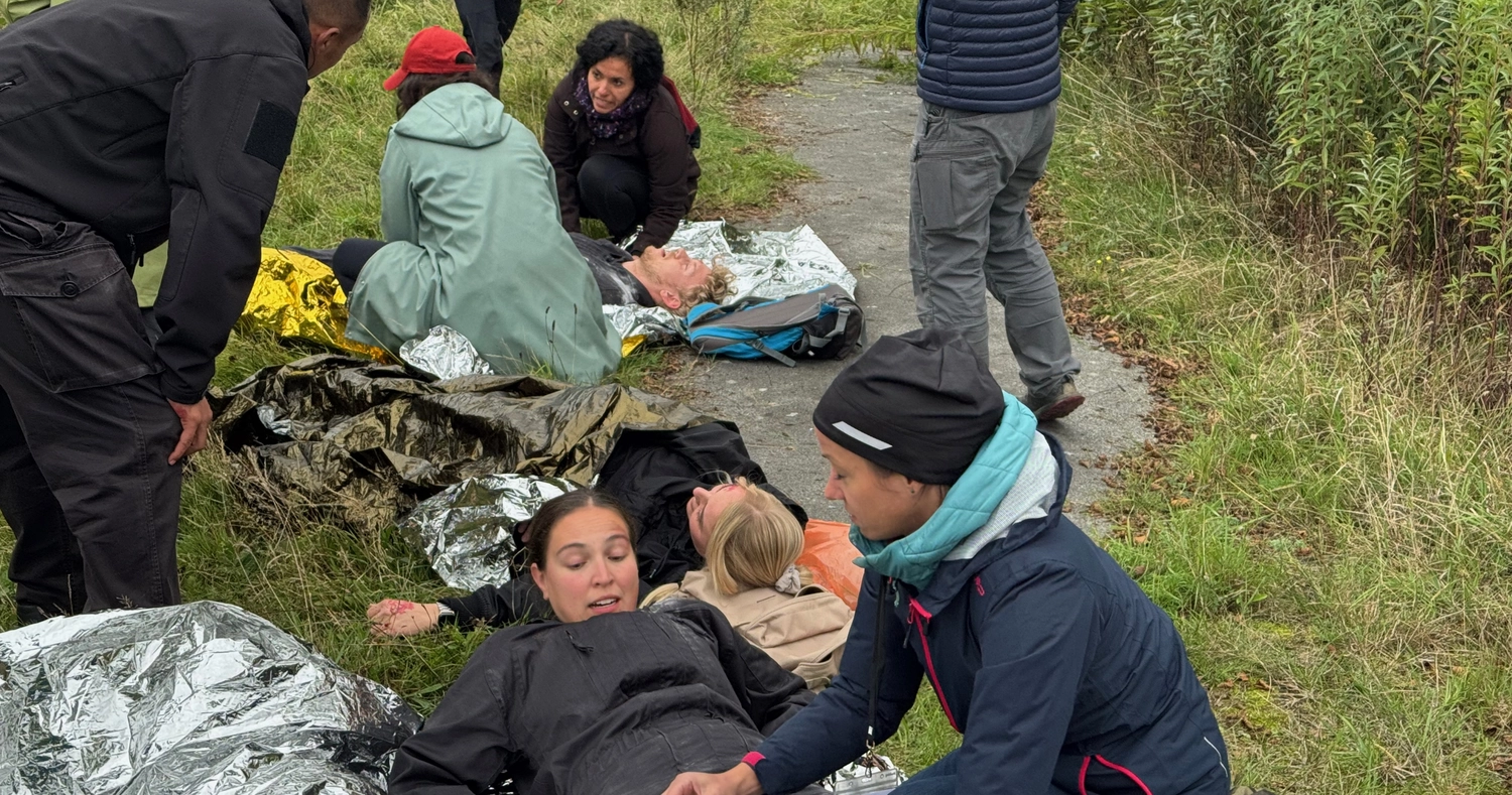 Krisenwerk GmbH - Crisis management training - People rescuing injured people lying on the floor